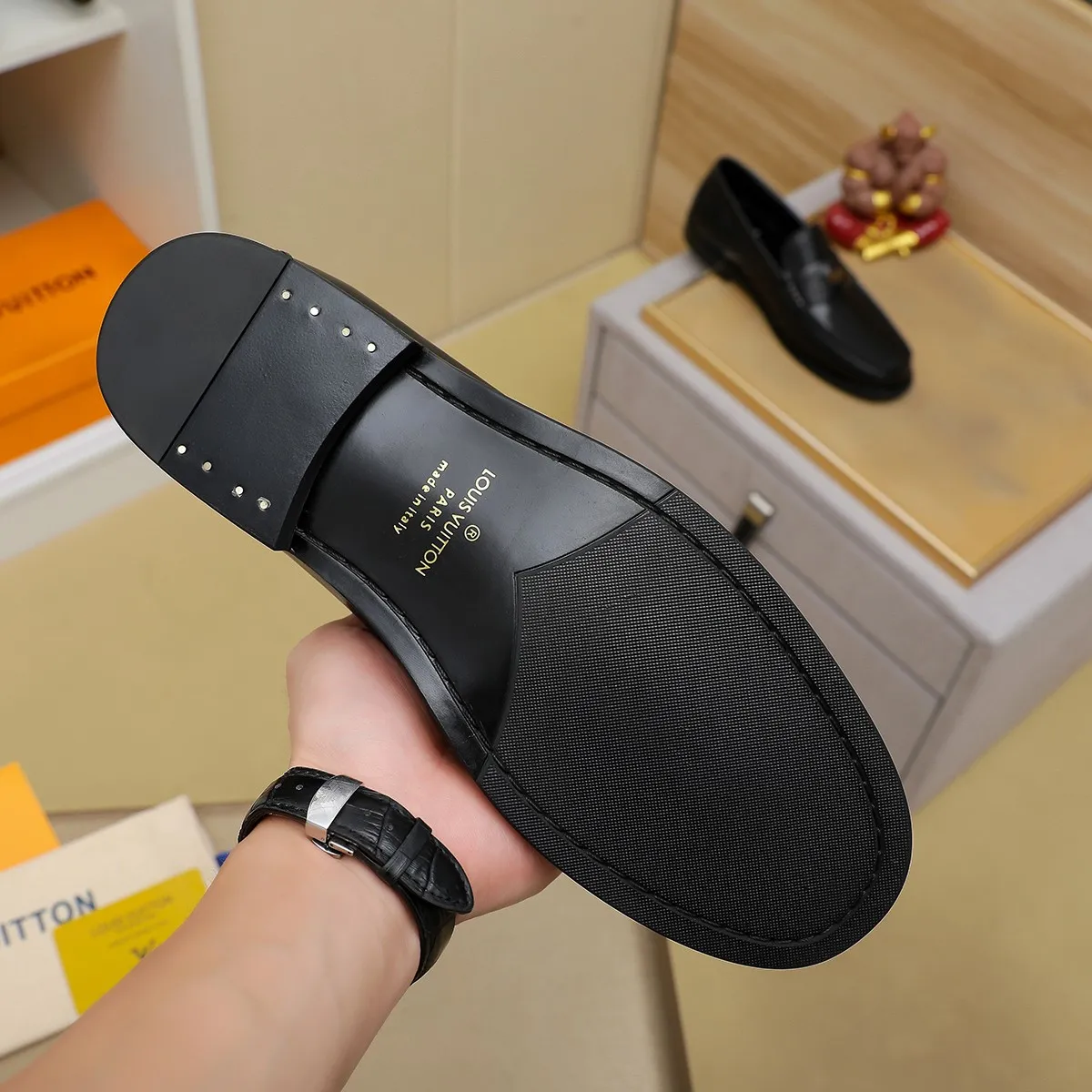 Men's shoes 460 💰 Louis Vuitton LV ® 🆕 model 🔛 full shoe counter, first layer cowhide, 🐂leather lining casual shoes for men, super soft outsole, a must-have for driving. Synchronized with the counter, original first layer cowhide, completely 1:1 mold customization 🌹 top version, color optional! Number: 38-44 (45.46 customized)
